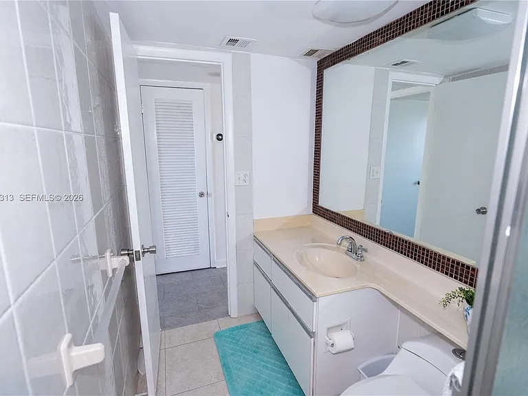 1021 Hillsboro Mile #204 — Photo 19
