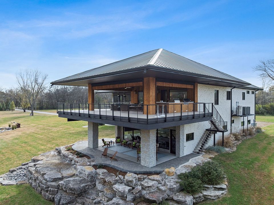 7th image of 1234 Lakeside Dr