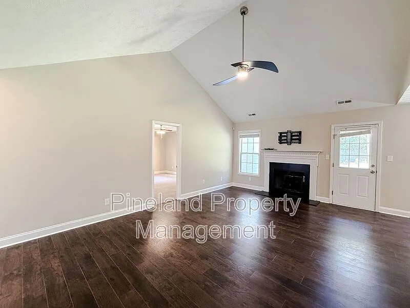 3 bed, 2.0 bath, 1665 sqft, $1,800 — Photo 2
