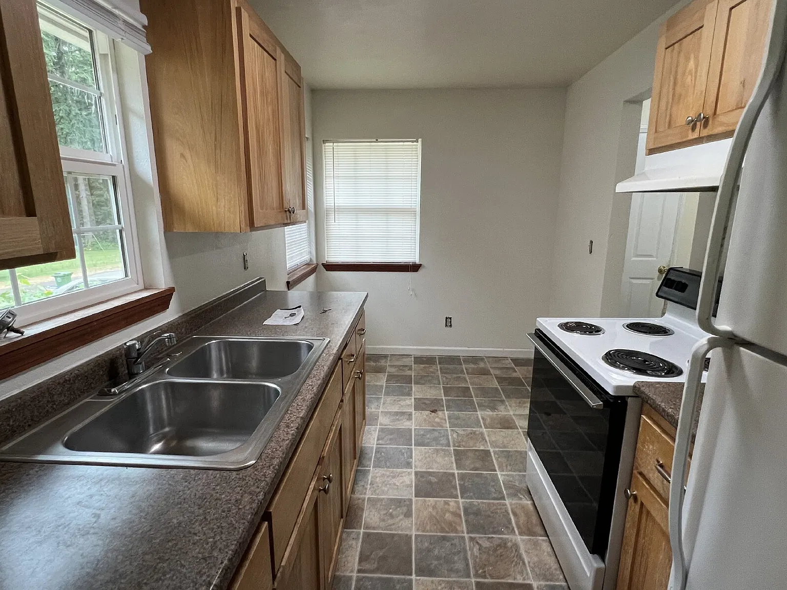 2 bed, 1.0 bath, $1,095 — Photo 4