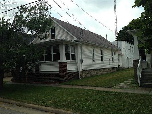 2nd image of 525 Putnam St