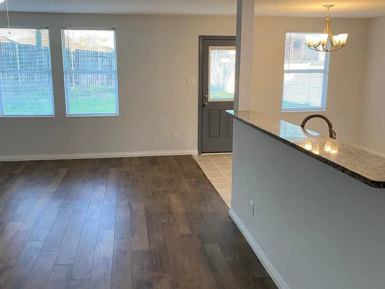 2112 W Grove Ln — Photo 9