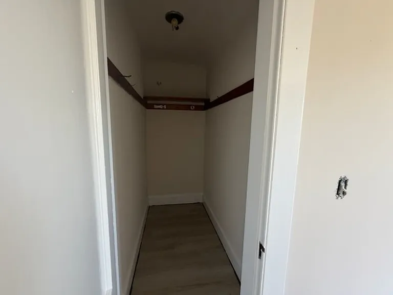 887 Howe Ave — Photo 6