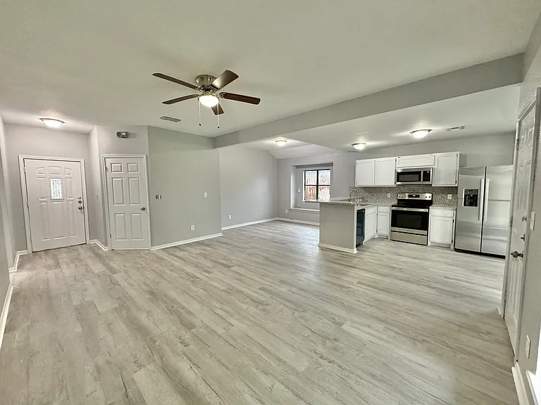 2842 Quebec Dr — Photo 2
