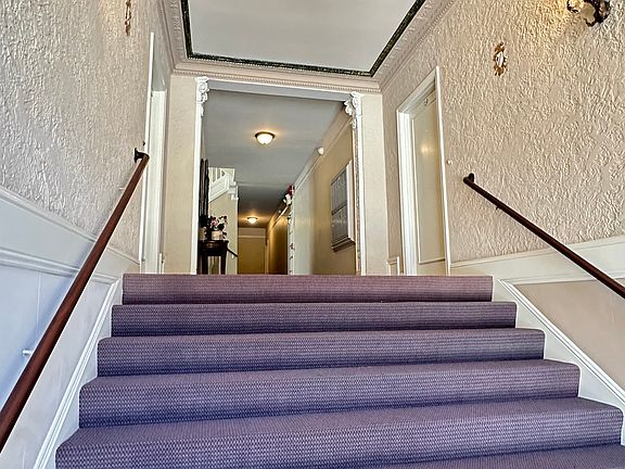 2nd image of 3045 Franklin St #201