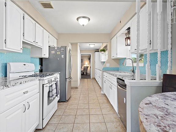 3rd image of 24276 Hedgewood Ave