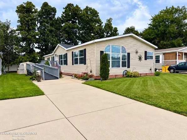 52211 Landsdowne Cir, Chesterfield, MI 48051
