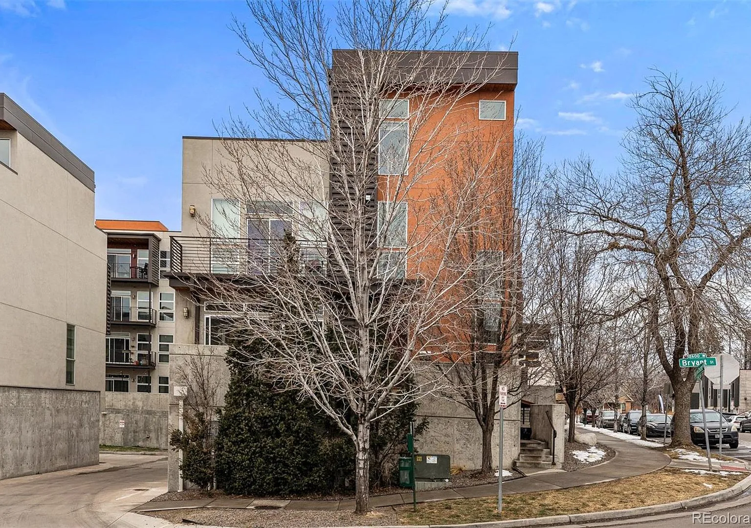 Great location with 3 sides of windows and HUGE rooftop! — Photo 2