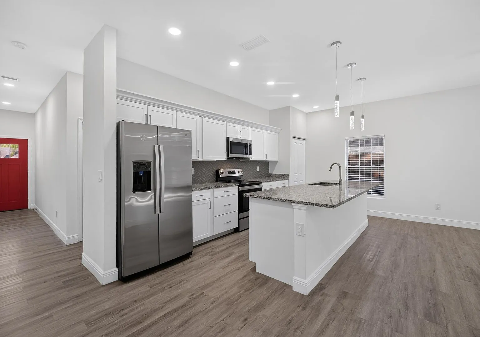 Beautiful 2024 Built 3-Bedroom Home with Fenced Backyard — Photo 4