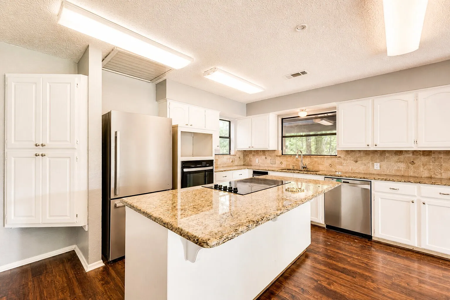 3 bed, 2.5 bath, 2450 sqft, $2,500 — Photo 4