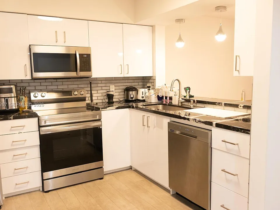 2200 S Cypress Bend Dr #204