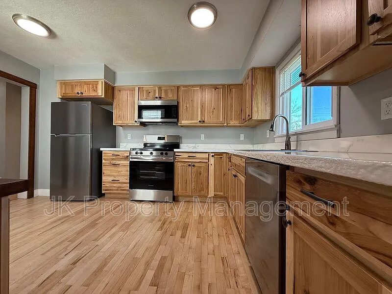 4 bed, 2.0 bath, 2440 sqft, $2,100 — Photo 2