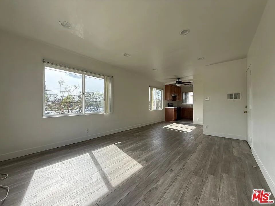 Building Photo - 13233 Oxnard St #4