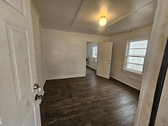 3rd image of 517 Greenlea St