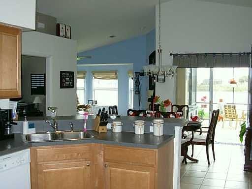 Great Open kitchen with upgraded cabinets and and high celings