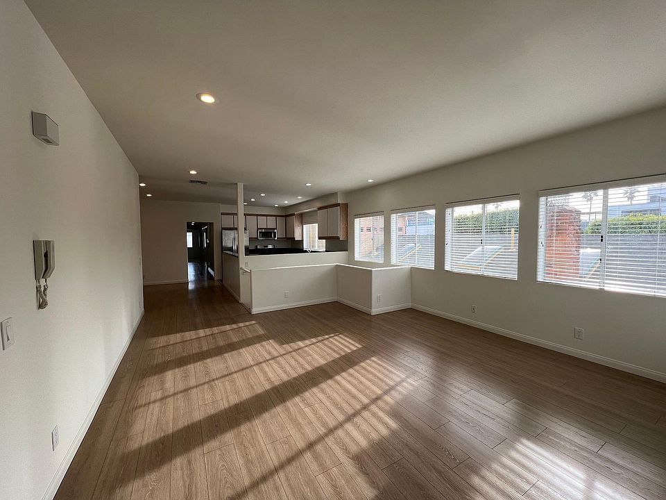 1st image of 26 S Venice Blvd #1