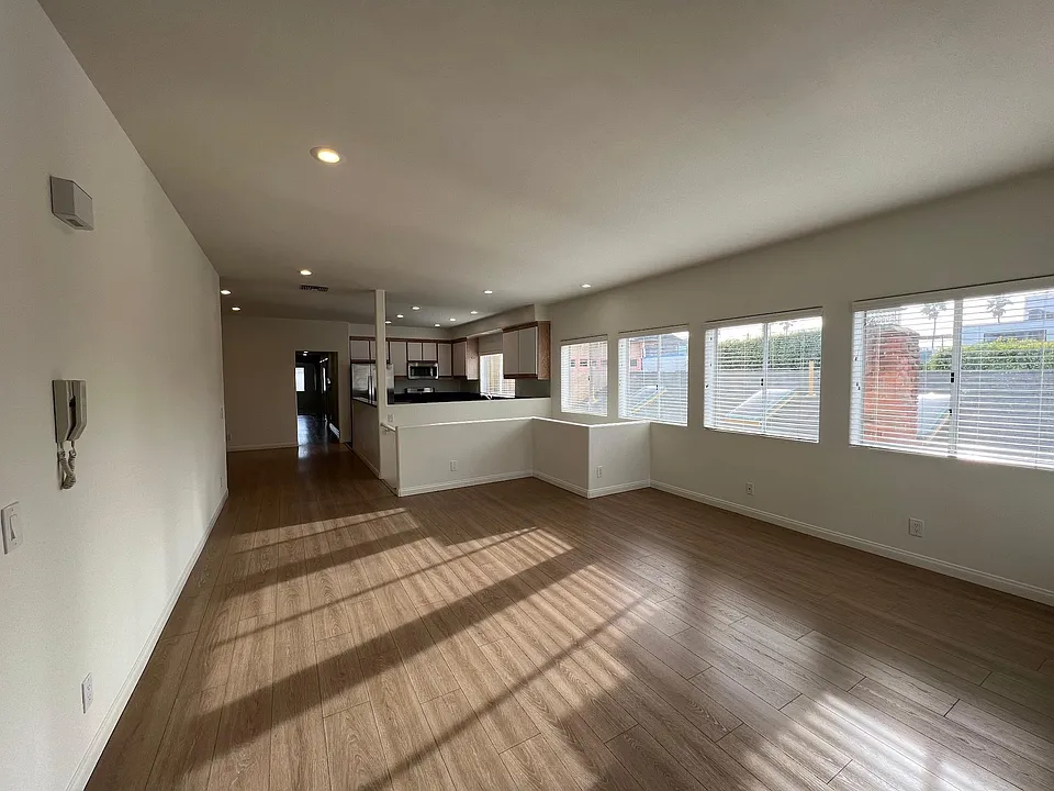 26 S Venice Blvd #1