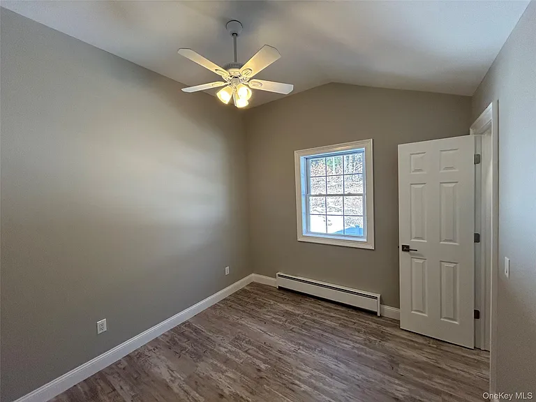 135 Gale Rd #UPSTAIRS — Photo 14
