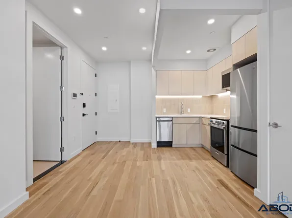 558 Sackett Street image 5 of 24