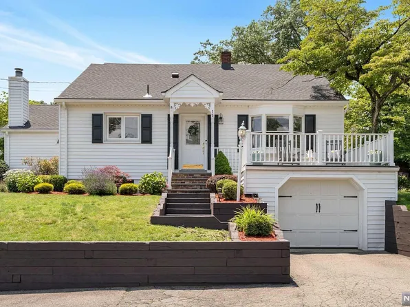 15 Oak St, Midland Park, NJ 07432