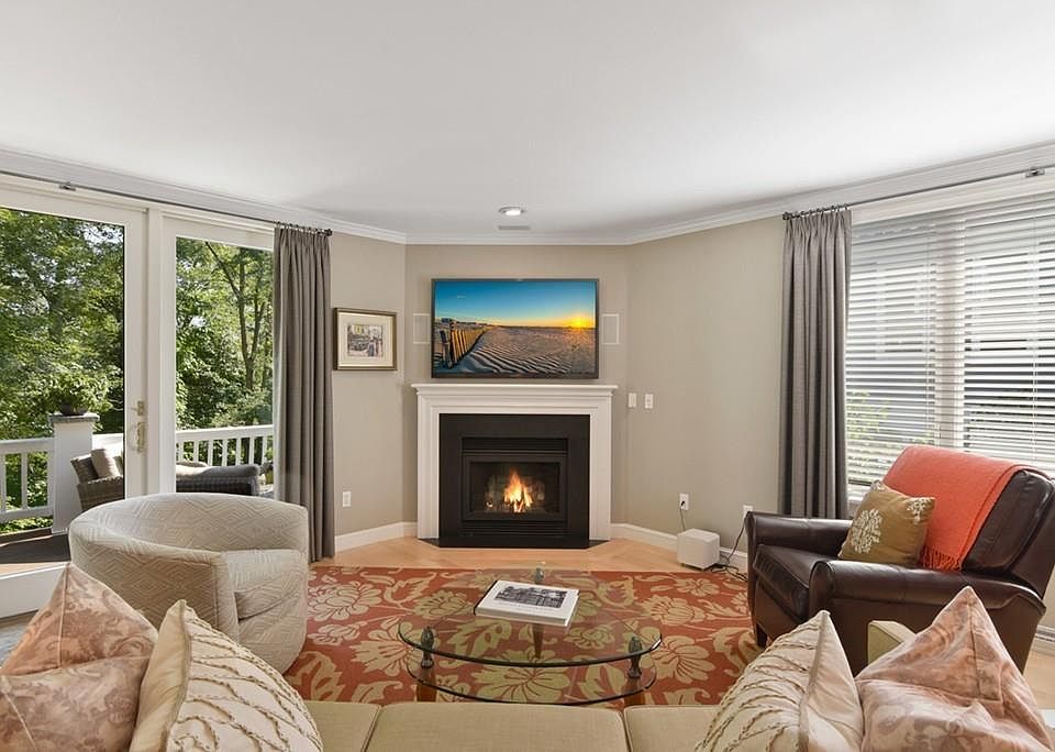 1st image of 8 Highwood Ln