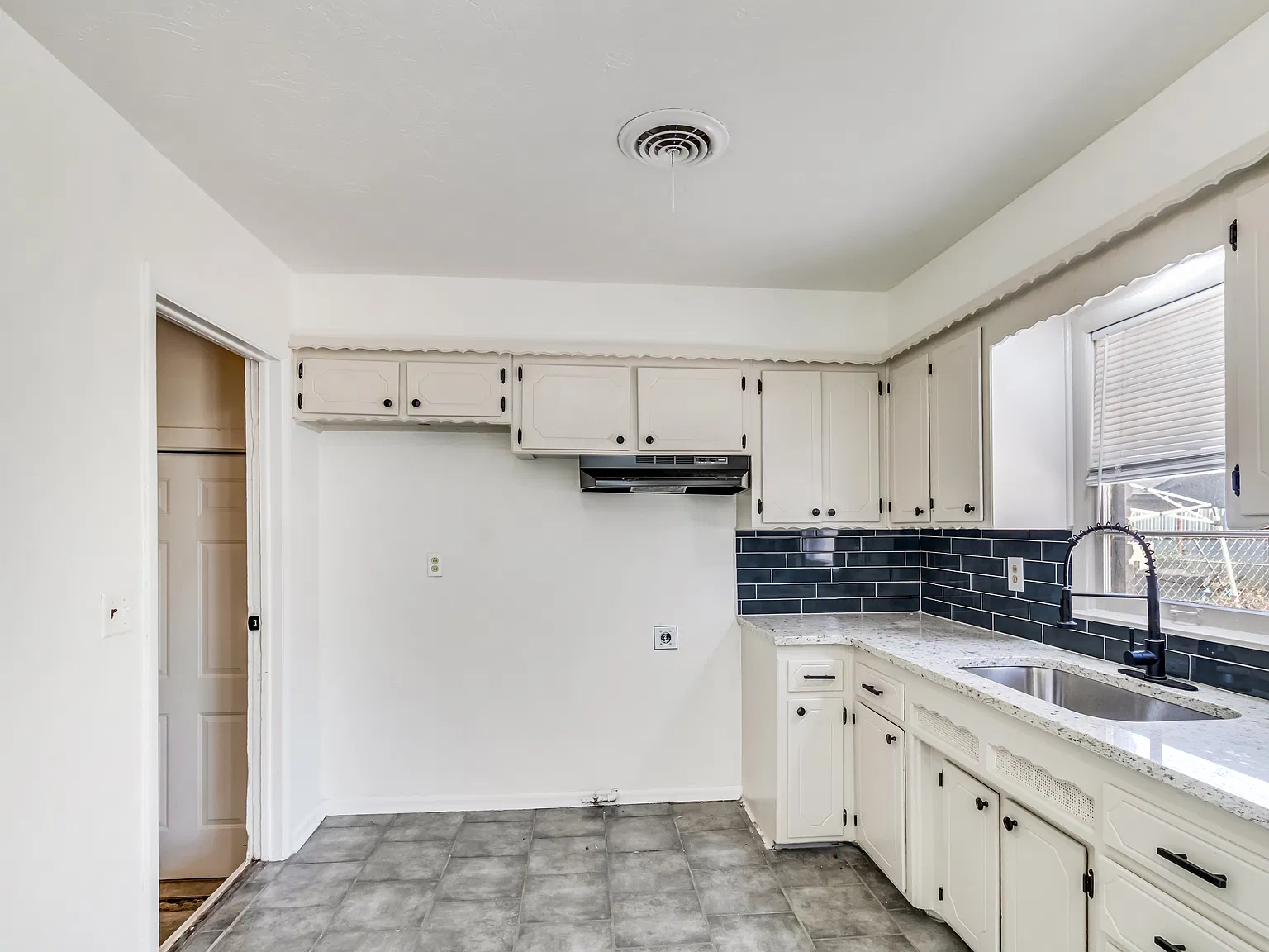 3 bed, 953 sqft, $1,600 — Photo 3