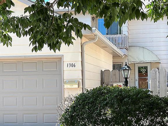 4th image of 1306 Parkwood Dr