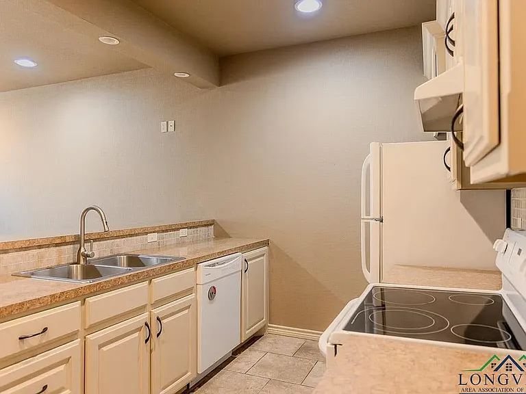 1120 Creekwood Ln — Photo 2