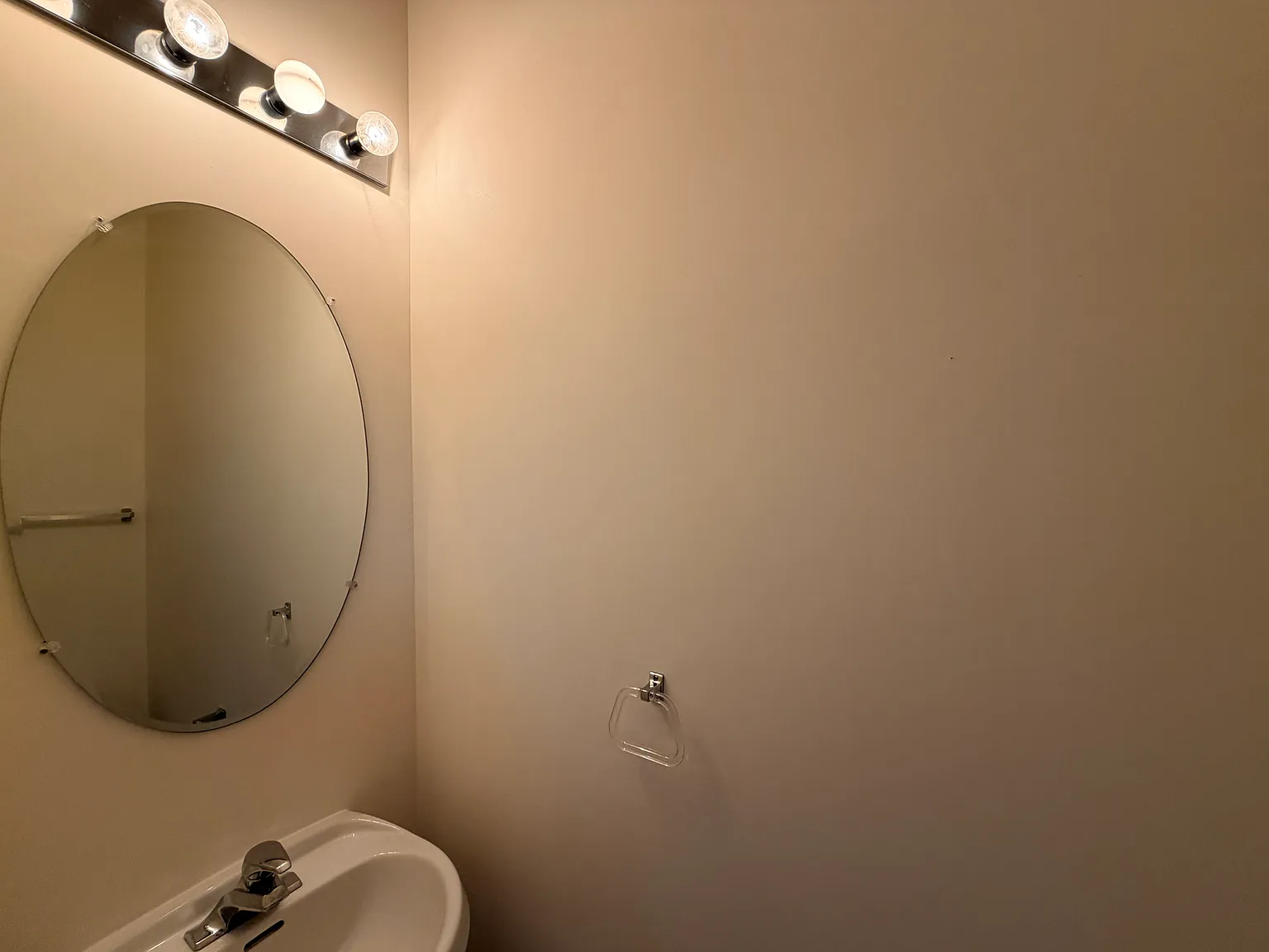 Beautifully Maintained 3-Bedroom Townhouse — Photo 4