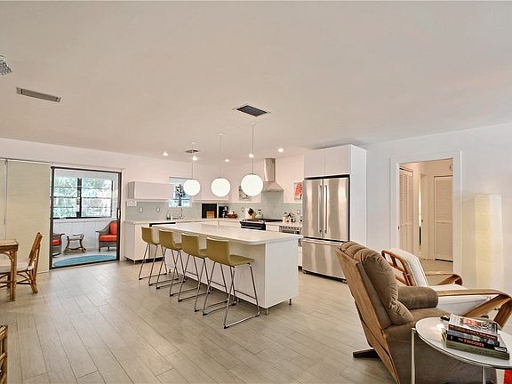4th image of 9481 Frangipani Dr