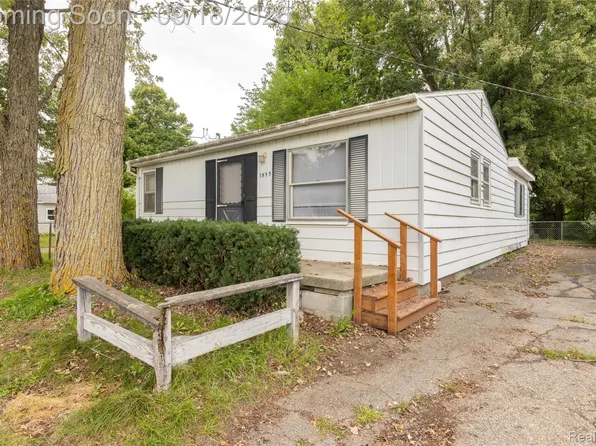 7555 Ore Lake Rd, Brighton, MI 48116