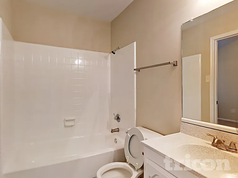7811 Bluff Trail Dr — Photo 10