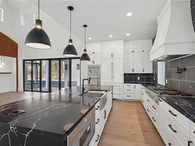 120 Thome Dr — Photo 15