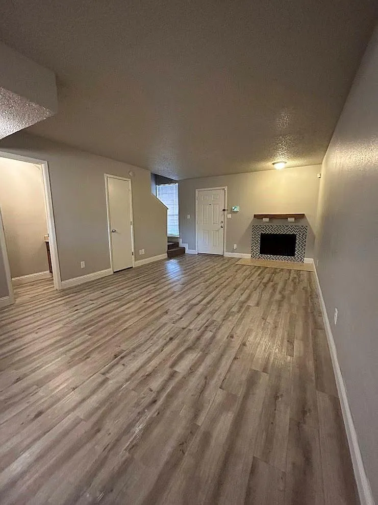 2 bed, 1.5 bath, 1015 sqft, $1,150 — Photo 2