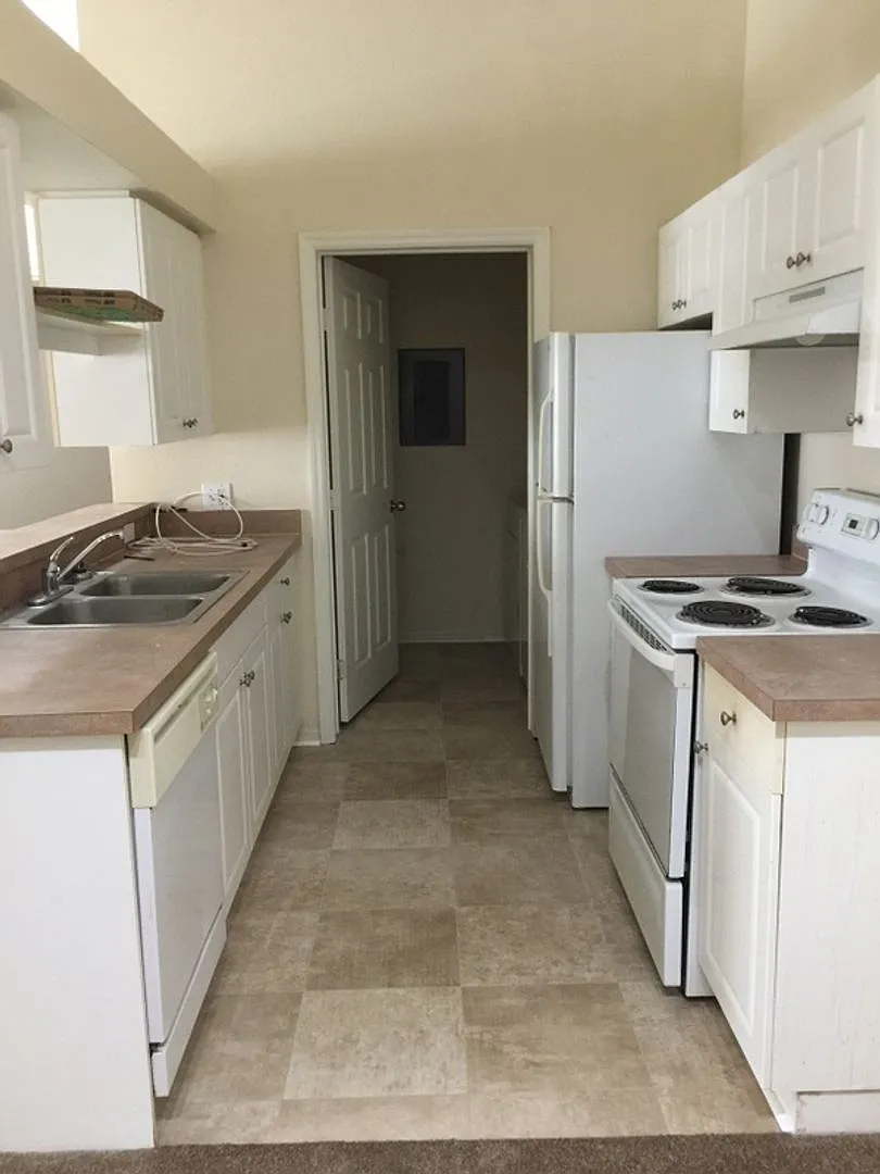 Three Bedroom Condo Avaiilable In Belmont — Photo 4