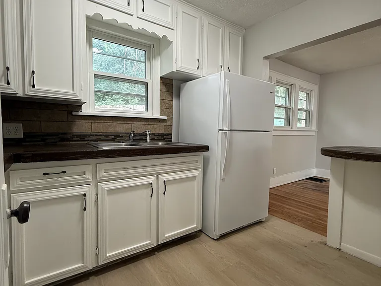 480 Houston Ave — Photo 7
