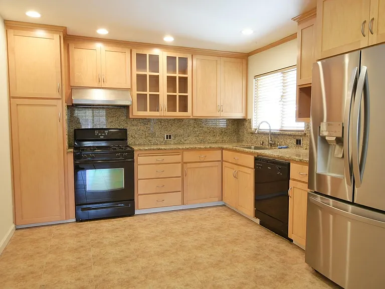 4453 McKinnon Dr — Photo 2