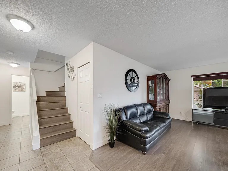 6220 Lynas Ln — Photo 2
