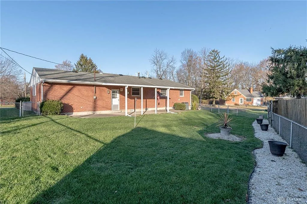 3 bed, 1.5 bath, 1102 sqft, $1,900 — Photo 4
