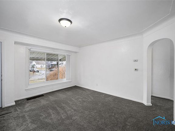 5th image of 223 Dearborn Ave