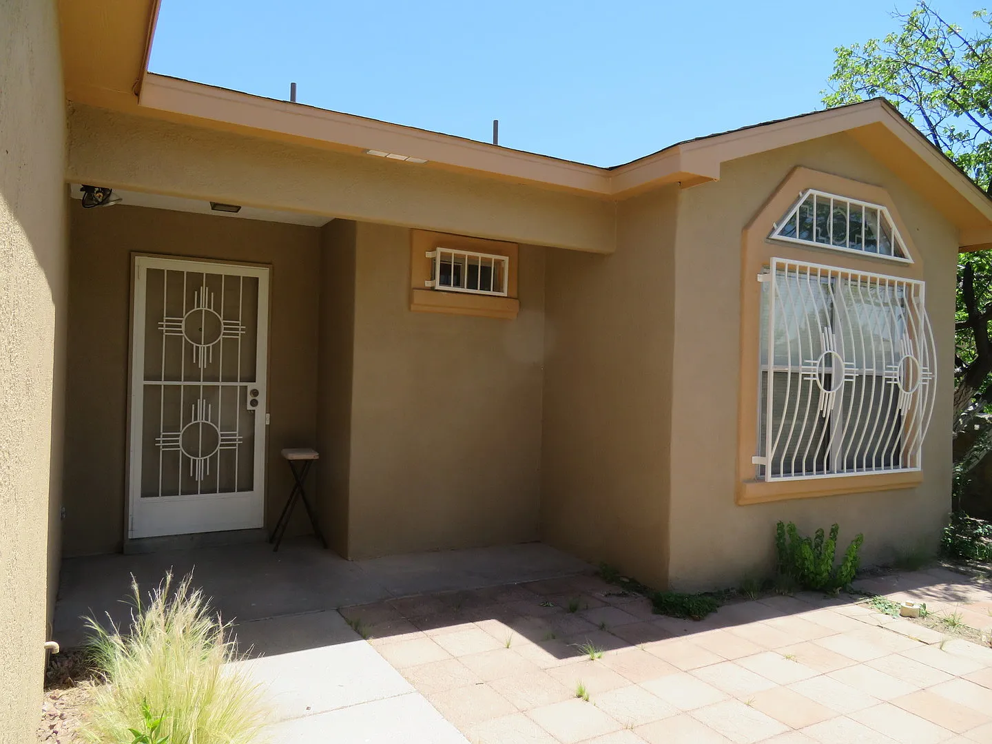 Clean 3 Bedroom Home For Rent — Photo 1