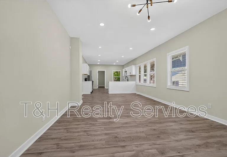 320 W 39th St — Photo 5