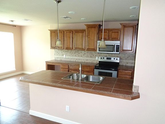 5th image of 404 Ashford Dr