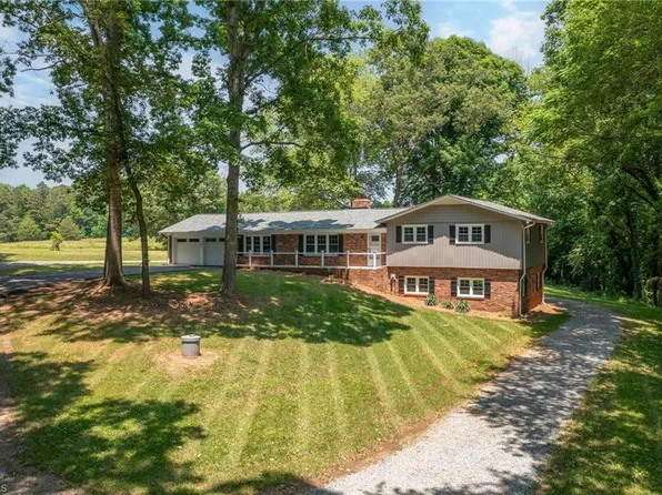 1024 Salmons Dr, Yadkinville, NC 27055