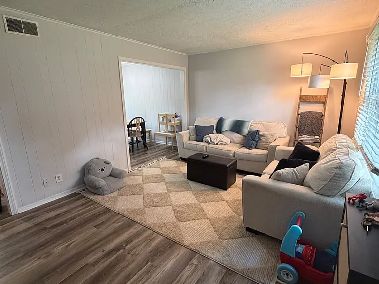 726 Lafayette Rd — Photo 3