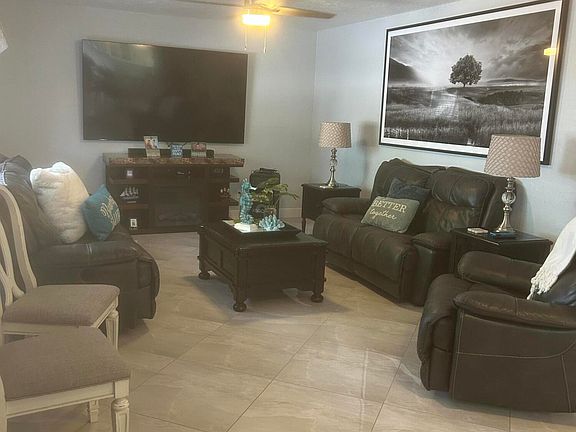3rd image of 30 Winston Dr