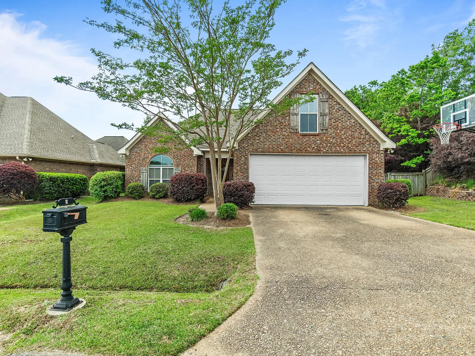 4 bed, 1963 sqft, $2,800 — Photo 1