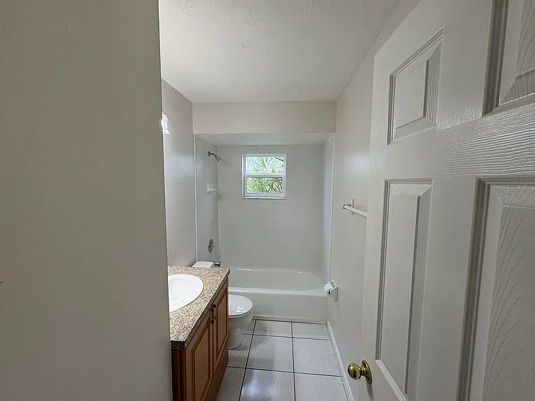 4520 SE 5th Pl #1 — Photo 8