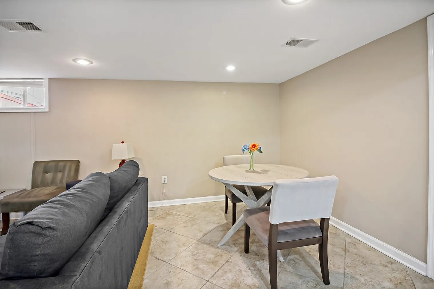 4 bed, 4.0 bath, $9,715 — Photo 2