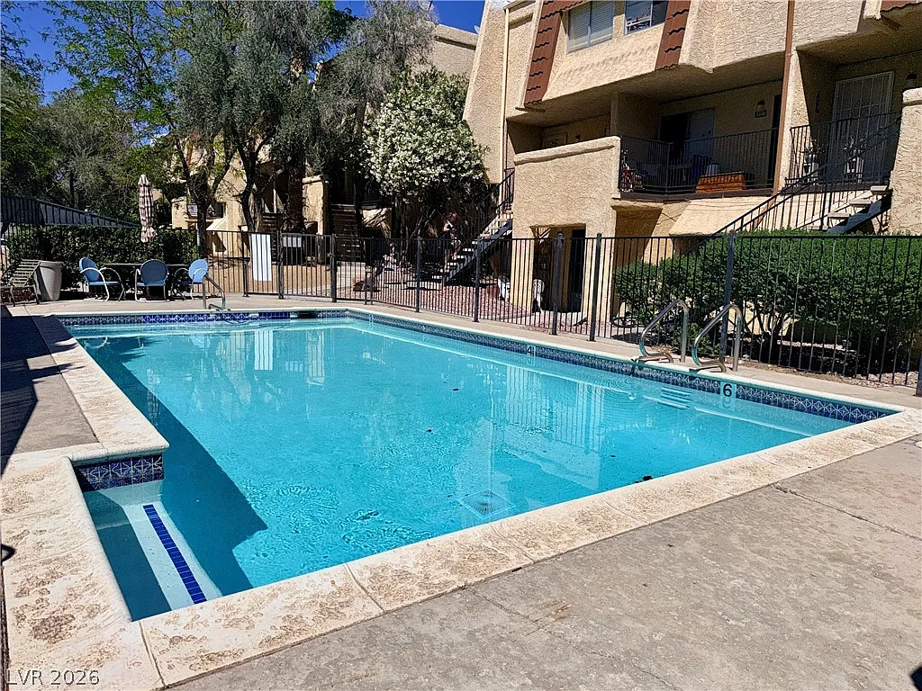 2 bed, 1.5 bath, 897 sqft, $1,275 — Photo 2
